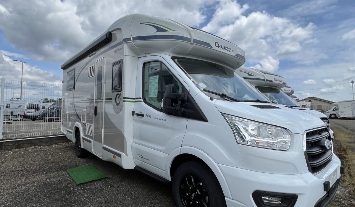 CAMPING-CAR CHAUSSON 788 TITANIUM ULTIMATE + PACK ANTENNE TV OFFERT